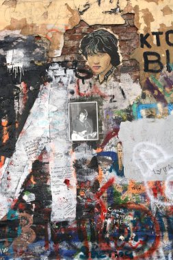 Moskova, Rusya. 9 Temmuz 2016. Şair, müzisyen, aktör Viktor Tsoi 'nin anıları Moskova' daki eski Arbat 'ta. Çalışmalarının ve bir insan olarak hayranlarının imzaları ve çizimleri. Yazıtlar: 
