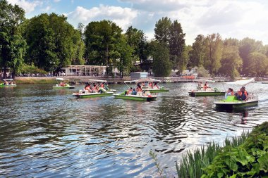 Moskova, Rusya, 12 Mayıs 2018. Moskova 'daki Gorky Park' ta bir gölde tekneyle gezen tatilciler. Rusya 'nın başkentinde halk parkı.