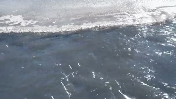 Río Manantial Rápido Que Fluye Con Hielo Derretido Cerca Orilla — Vídeos de Stock