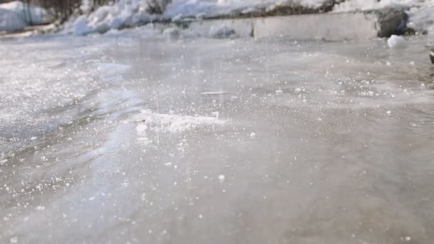 特別な斧の助けを借りてドルグに氷を粉砕します アスファルト上の氷の融解を加速するための春の仕事 スローモーション — ストック動画