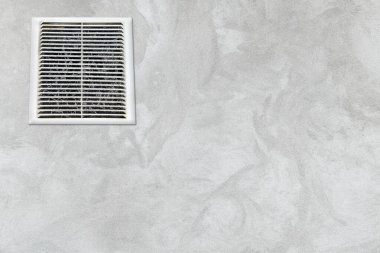 Beton gri bir duvarda kirli, tozlu havalandırma ızgarası. Yazıtlar için arkaplan.