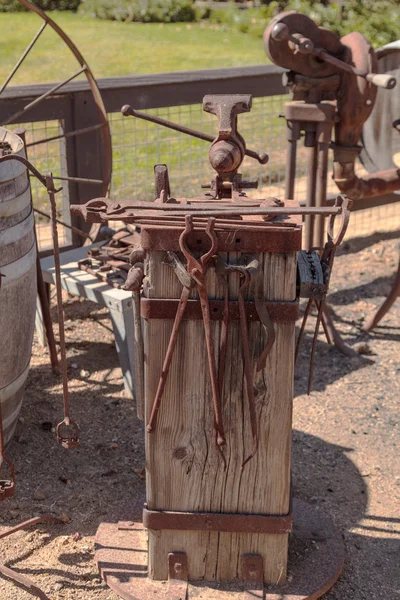 Oude ouderwetse ijzeren smid tools — Stockfoto