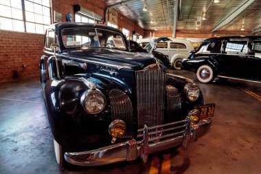 Siyah 1941 Packard 180 Le Baron Spor Brougham