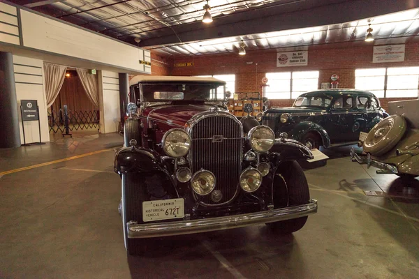 Kaštanová a černá 1932 Buick, kabriolet — Stock fotografie