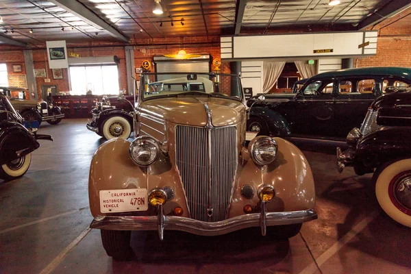 Tan 1936 Ford Roadster — Zdjęcie stockowe