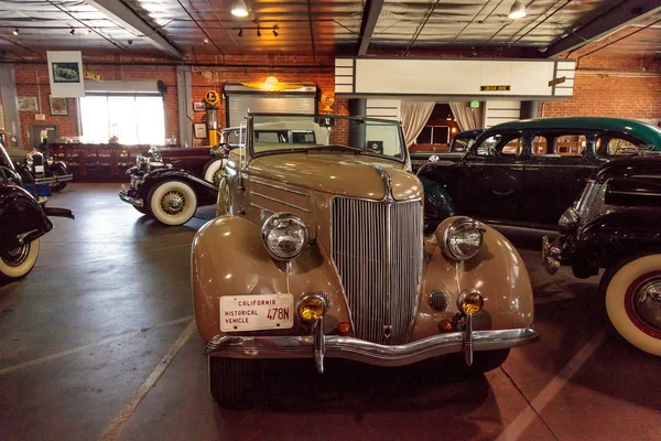 Tan 1936 Ford Roadster — Foto de Stock