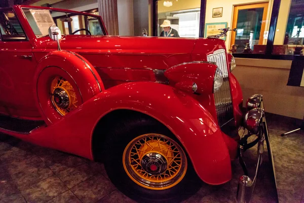 Красный родстер Packard 1936 года — стоковое фото