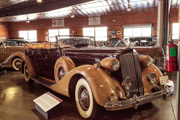 Tan y granate 1937 Packard V12 — Foto de Stock