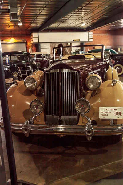 Tan y granate 1937 Packard V12 — Foto de Stock