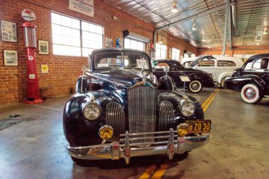 Siyah 1941 Packard 180 Le Baron Spor Brougham
