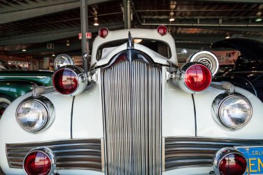 Beyaz 1942 Packard Ambulans