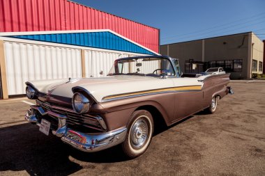 Tan ve kahverengi 1957 Ford Fairlane 500 Skyliner