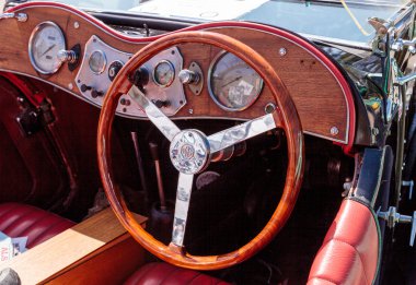 Siyah ve Kırmızı 1947 Mg Tc klasik araba 