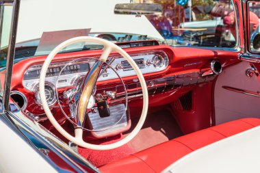 Krem 1957 Pontiac Bonniville