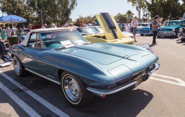 Mavi 1967 Chevy Stingray 