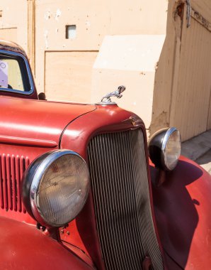 Pas kırmızısı 1971 Dodge kamyon 