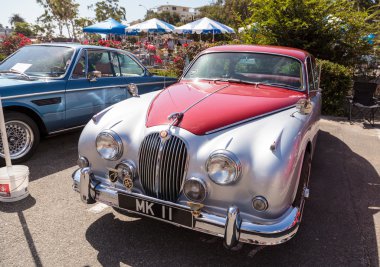 Kırmızı klasik Jaguar 3.8 Gb 