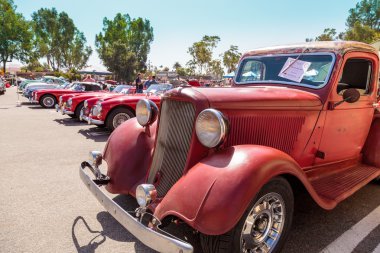 Pas kırmızısı 1971 Dodge kamyon 