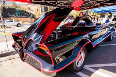 Siyah ve kırmızı 1966 Batmobile 