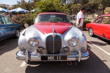 Kırmızı klasik Jaguar 3.8 Gb