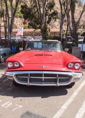 Kırmızı 1963 Ford Thunderbird 