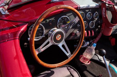 Kırmızı beyaz 1965 Shelby Kobra