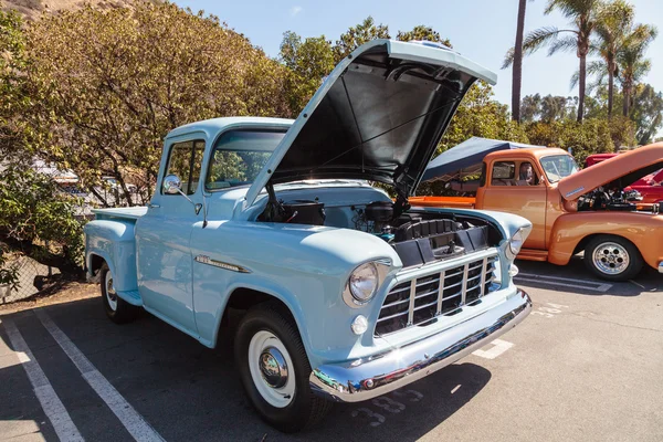 Camión de ventana grande Chevrolet 3100 azul claro 1955 — Foto de Stock