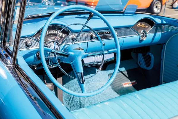 Chevrolet Bel Air 1955 bleu convertible — Photo