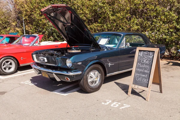 Schwarzer Ford Mustang 1966 — Stockfoto