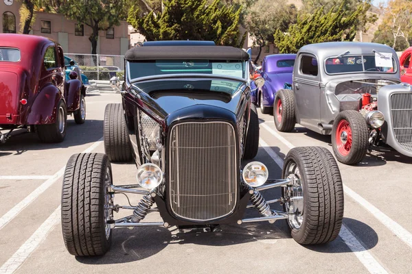 Черный родстер Ford B 1932 года — стоковое фото