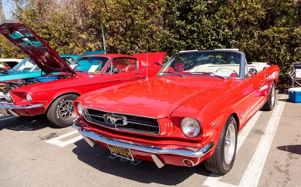 Kırmızı 1965 Ford Mustang