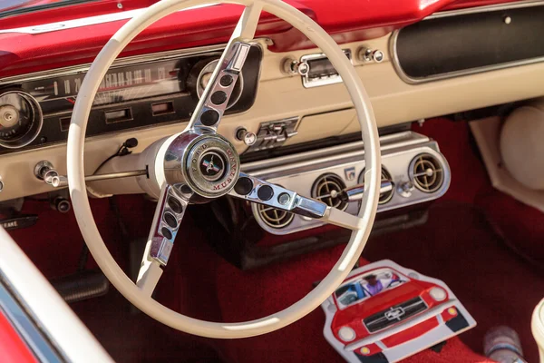 Röd 1965 Ford Mustang — Stockfoto
