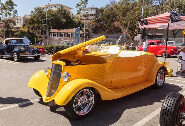 Желтый родстер Ford 1934 года — стоковое фото