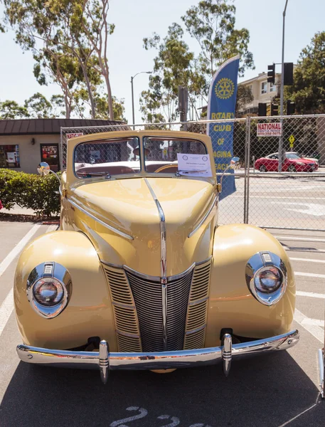 Jaune Ford Deluxe Convertible 1940 — Photo