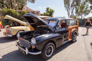 Siyah 1967 Morris Minör Gezgin odunsu