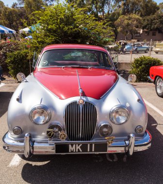 Kırmızı klasik Jaguar 3.8 Gb