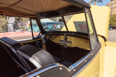 Sarı 1951 Willys Jeepster