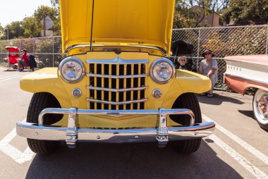 Sarı 1951 Willys Jeepster