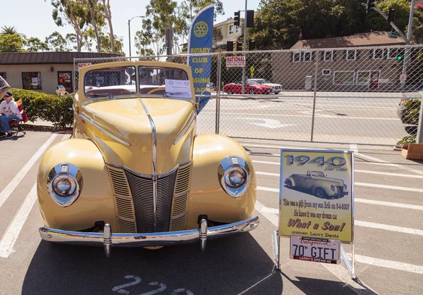 Amarelo 1940 Ford Deluxe Descapotável — Fotografia de Stock