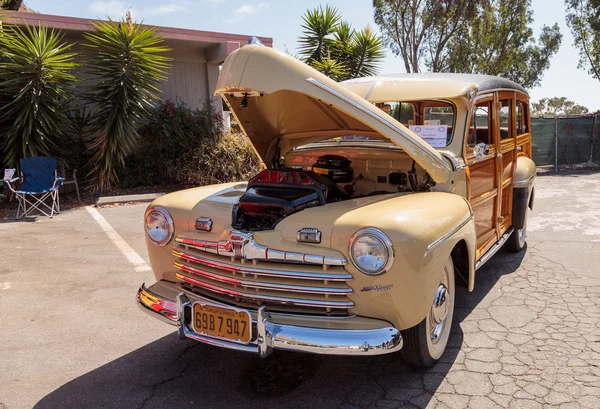 Tan and wood 1946 Ford Woody — Stock Photo, Image