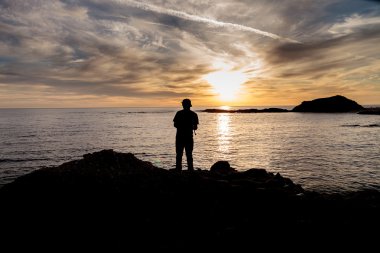 Gün batımında balıkçıların silueti