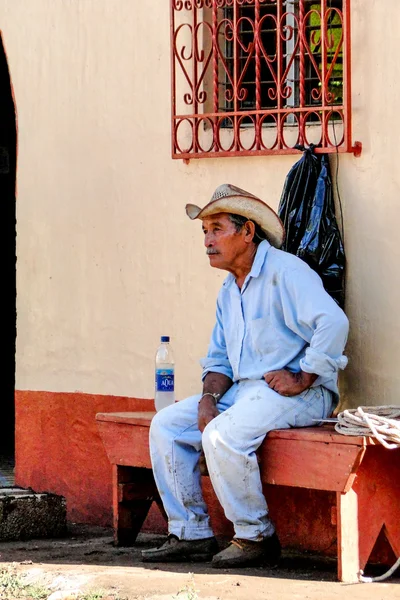 危地马拉牛仔在教堂的长凳上休息 — 图库照片