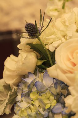 Düğün buketi bir ayna masada bir gümüş vazoda