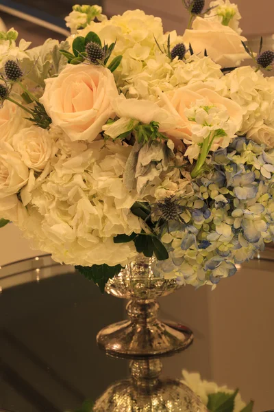 Svatební kytice do stříbrné vázy na stůl zrcadlo — Stock fotografie