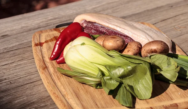 Pechuga de pato crudo natural con verduras orgánicas —  Fotos de Stock