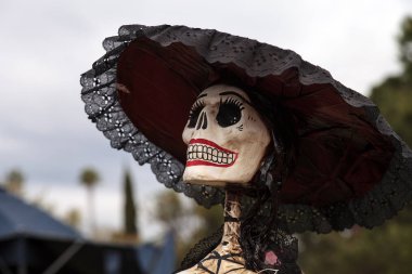 Çiçek ve iskelet Dia de los Muertos alter