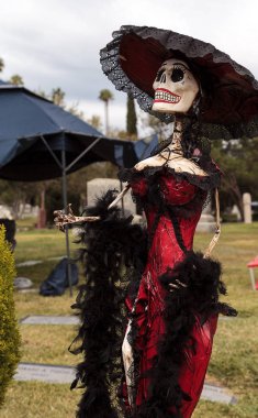 Çiçek ve iskelet Dia de los Muertos alter