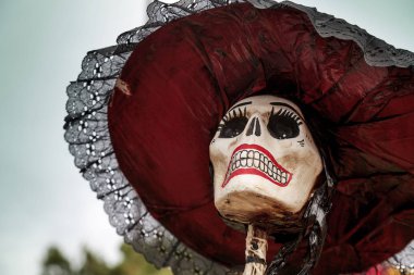 Çiçek ve iskelet Dia de los Muertos alter