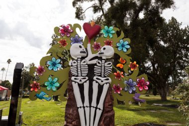 Çiçek ve iskelet Dia de los Muertos alter