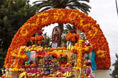 Çiçek ve iskelet Dia de los Muertos alter